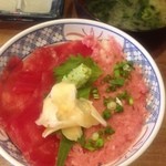磯丸水産 - まぐろネギトロ丼(590円)と生海苔味噌汁(100円)