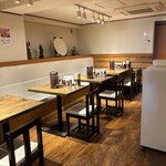 松戸中華そば 富田食堂 - 奥のテーブル席