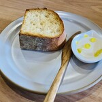 Restaurant capucine - 【写真②】ライ麦パン 豆腐とサワークリームのディップ