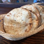 DARBAAR Pakistani Restaurant - カホリがあるしバスンバスンしてて都心で喰らうのとはまるで違うナン。ふわふわとは程遠い凄み。