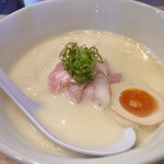 らーめんMAIKAGURA - 鶏白湯麺
            （ローストポーク、味玉半分、九条葱）