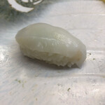 すし鶴 - 醤油をつけたらよく分かるんやけど細かく包丁がはいってる。