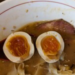 東京味噌らーめん 鶉 - 奥久慈卵味玉断面
