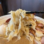 東京味噌らーめん 鶉 - 平打縮れ麺
