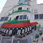 トゥ・ラ・ジョア - ビルの壁に書かれた絵が目印です