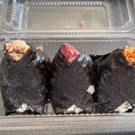 にぎりたて - 料理写真:炙りたらこ、うめ、さけ