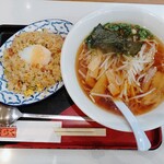 大阪らーめん　喜らく - 醤油ラーメンと半チャーハン