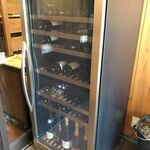 Cerbea - 入口横にワインセラー