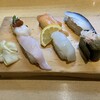 Uogashinosushi Ebisu - こはだ、サーモン、ヒラメ、カニ身とカニ味噌の軍艦巻き、イカ、鰤