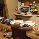 千代娘 - カウンターに並ぶ美味しそうなおばんざい