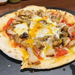 バルハチゴー - ポルチーニと自家製ベーコン・卵のピッツァ トリュフがけ