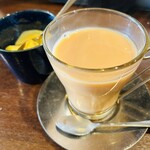 バルハチゴー - 温かい紅茶とプリン