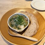 ボンダイカフェ - 広島産牡蠣と九条葱のアヒージョスライス自家製全粒粉ブレッド添え