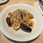 ボンダイカフェ - ハーブグリルしたブラックタイガーとムール貝をのせたスパゲッティペスカトーレ魚介ラグーソース