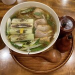 Sobadokoro Toki - 鴨南蛮蕎麦(2,200円)
                        ランチタイムは巻き寿司付き