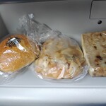 小麦の風 Compania - あんぱん¥150・アーモンドクロワッサン¥220・パンケーキ¥200