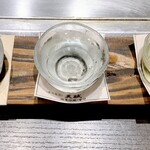 鉄板焼 お好み焼 かしわ - こだわり地酒飲み比べセット（¥1,280）（税込）