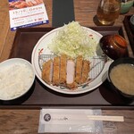 Tonkatsu Ando Yakitori An Yotsuya - ★上ロースカツ定食¥1.000
                        　※ご飯、豚汁、キャベツお代わり無料