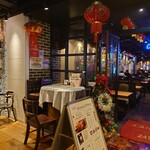 Chinese Café Eight - 外の通路にも二席。