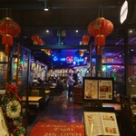 Chinese Café Eight - 奥まで広い店舗です。
