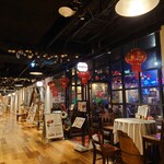 Chinese Café Eight - フロアの中程に位置する店舗です。