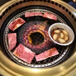 Karubi Taishou - 冷凍肉の焼き方。①遠火で解凍する②真ん中で表と裏を２秒ずつ焼く。