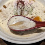 Vorasu Hayakawa - たまり醤油の泡鶏白湯ラーメン￥880  醤油の強い鶏白湯スープ