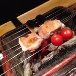 炭火鉄板焼　杜季 - 鶏　炭火で焼いています②