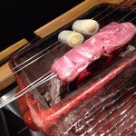 炭火鉄板焼　杜季 - 鶏　炭火で焼いています①