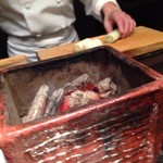 炭火鉄板焼　杜季 - 備長炭コンロの後で下仁田ネギをカット、その場で串打ち