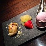 炭火鉄板焼　杜季 - デザート　栗まんじゅう　リンゴのコンポート苺添え、紫芋のアイスクリーム