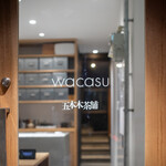 Wacasu - 入り口。扉を開けていただき奥の階段から2階に上がってください。