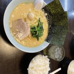 横浜家系ラーメン 魂心家 - ライス食べ放題です。