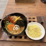 札幌スープカレー絲 - 豚しゃぶと４種きのこ（大地のスープ、５辛、ライス50g）