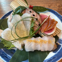 奈美路や コレド日本橋店 - 白身魚昆布締め１５００円。浅く締めたソイの身は水分が抜けて旨味たっぷりです。ポン酢ジュレ、唐墨の二種の味わいも良かったです（╹◡╹）（╹◡╹）