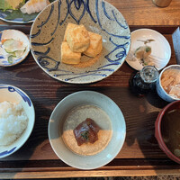 奈美路や コレド日本橋店 - 奈美路揚げ膳１３００円。出来立ての厚揚げと鰹のづけがメインの定食です。ご飯がべちゃっと感じたのがマイナスです。