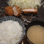 Tonkatsu Kagurazaka Sakura - おかわりのご飯、味噌汁、キャベツ