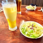 タージマハル - サラダとドリンク『マンゴーラッシー』
