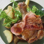 Resutoran Shikine - 骨付き鶏もも肉は、外側はパリッと、中はふっくらジューシー。