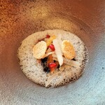 レストラン ヴァリエ - 和風のスープボウルには、ミルクの泡にクルトンや梨、柿など秋の果物のトッピング入り