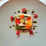 レストラン ヴァリエ - お皿の上にお花が咲いたみたい♪アートのように美しい盛り付けの前菜、秋野菜テリーヌ、バジル、バルサミコ