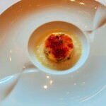 レストラン ヴァリエ - デザートは南国フルーツを使ったグラタン仕立て、ふわっと泡立てたメロンのスープと共に