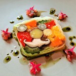 レストラン ヴァリエ - 様々な秋野菜をトマトのエキスで固め白菜で巻いたテリーヌ、野菜1つ1つの風味や食感に甘酸っぱいバルサミコソースや爽やかなバジルオイルで華やかに