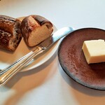 レストラン ヴァリエ - 温めて提供されるパンは最初に2種類、バターもドーンと大きな塊でまろやか＆ミルキー
