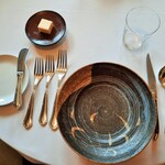 レストラン ヴァリエ - 風情のある和の食器を活かした、シックで落ち着いたテーブルセッティング