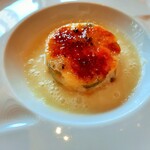 レストラン ヴァリエ - パリパリのキャラメリゼを崩すとマンゴーやパイン、バナナやキウイがゴロゴロ♪カスタードやキャラメリゼの甘味に、香り良いメロンのスープも合う