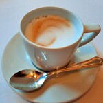 レストラン ヴァリエ - カプチーノはふんわりまろやかなミルクの泡に、しっかりビターなエスプレッソの香ばしさが広がる本格的な味わい