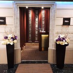 レストラン ヴァリエ - お店があるのは中之島ダイビルの2階、重厚なエントランスにゴージャスなお花がお出迎え