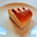レストラン ヴァリエ - パンの3つ目は温かいミルクパン、ふわっと柔らかな食感でバターやミルクの甘味がリッチな美味しさ