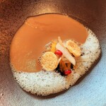 レストラン ヴァリエ - まったり濃密な栗のポタージュにまろやかなミルクの泡、細切りの梨や柿にもちもちブラックタピオカ、甘酸っぱいザクロや刻んだミョウガも絶妙の存在感